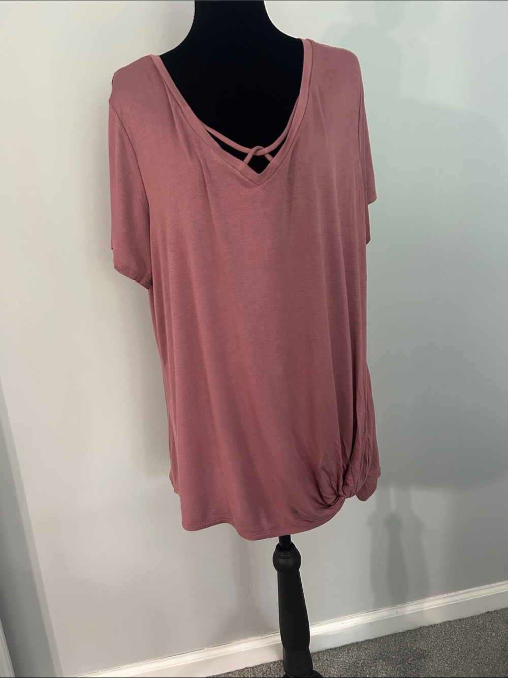 V-Neck Short Sleeve Knot Hem Tee in Dusty Rose